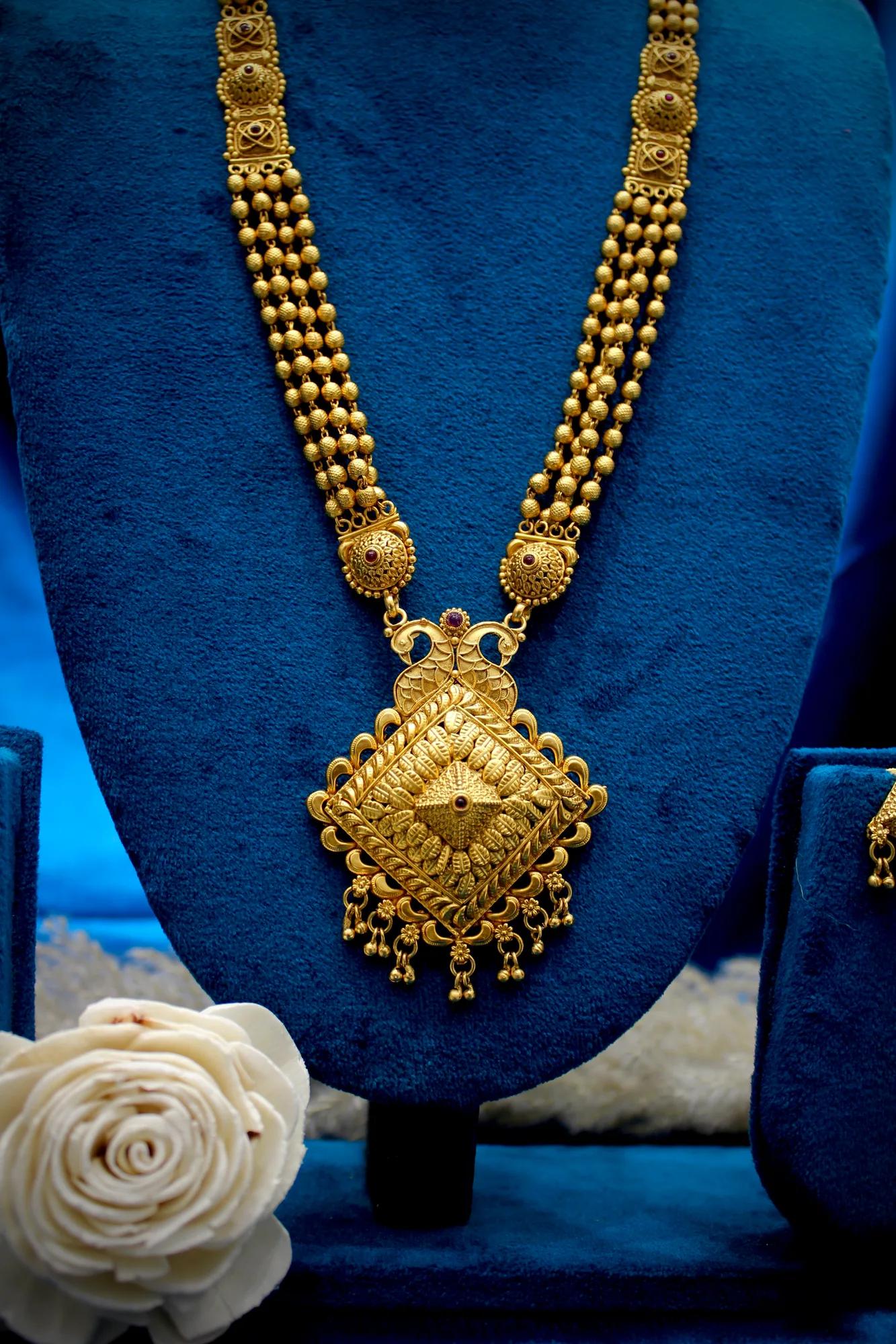 Royal Antique Gold Temple Pendant Mangalsutra — Image 2