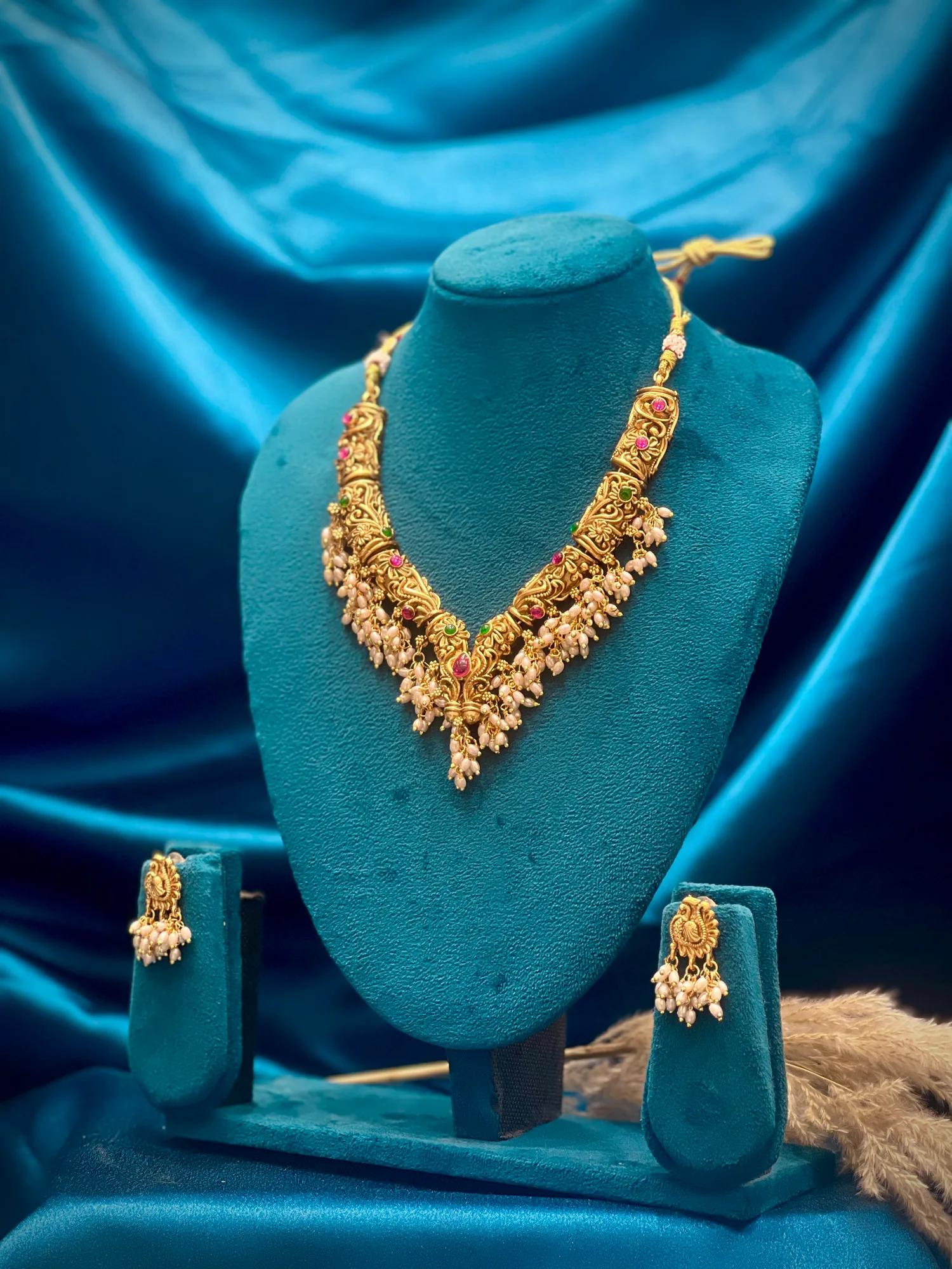 Matt necklace multistone with white beeds