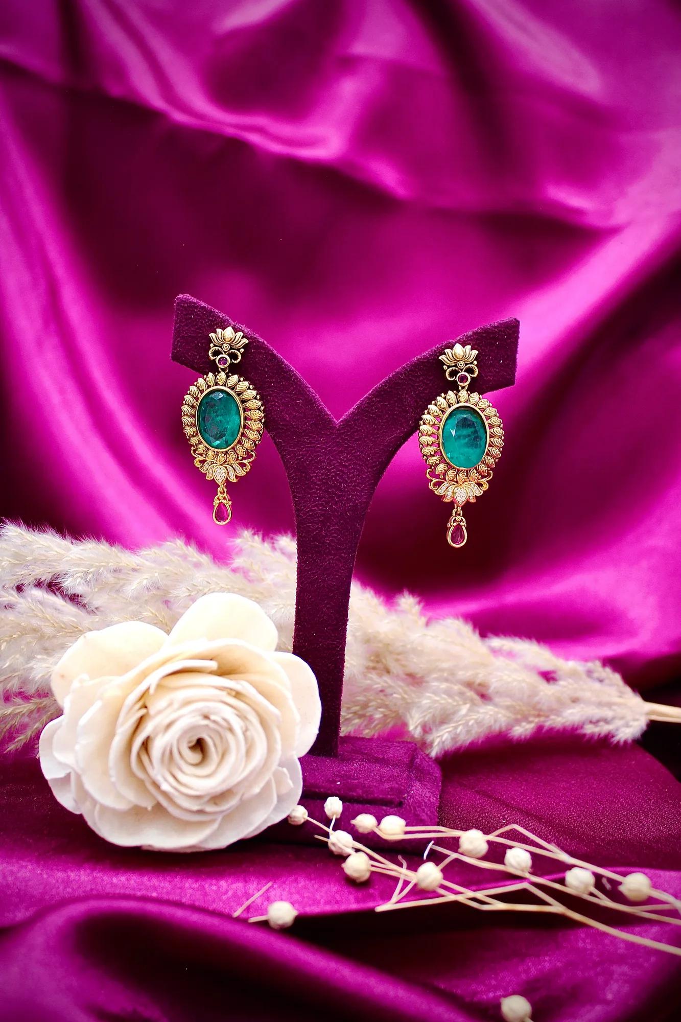 Antique Emerald Stone Floral Necklace Set with Designer Pendant