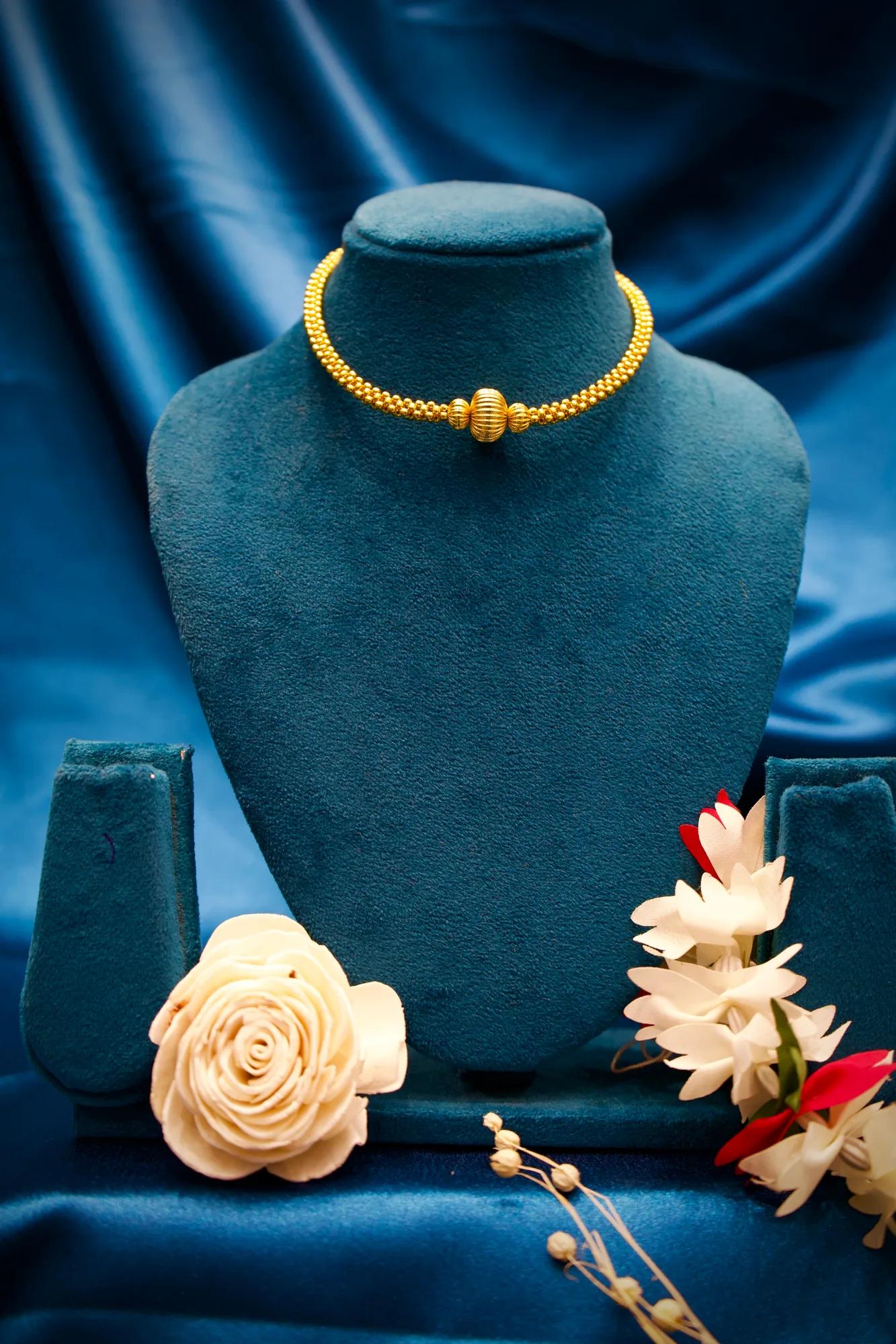 Traditional Gold-Tone Beaded Choker Necklace with Ribbed Center Bead