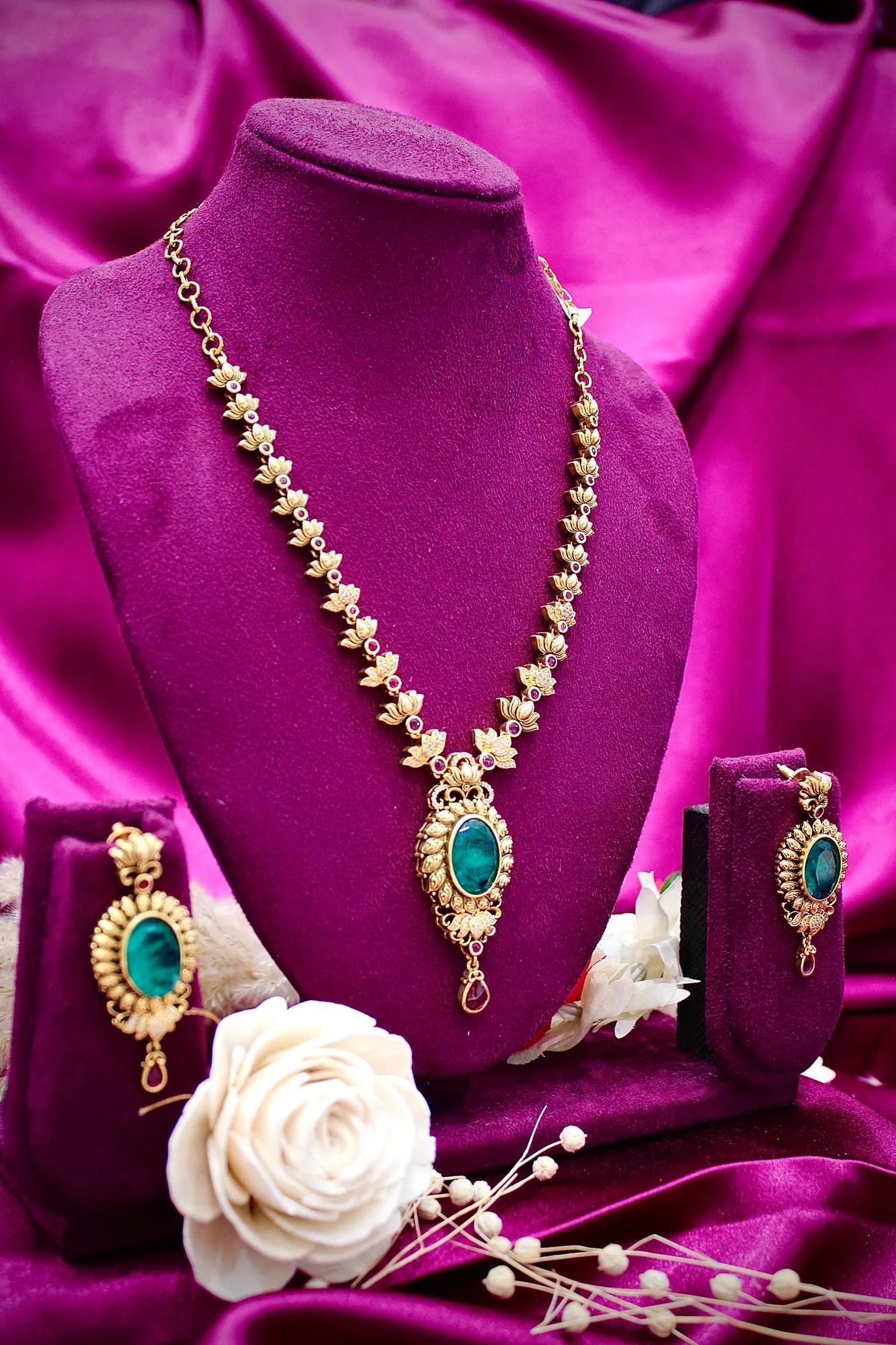 Antique Emerald Stone Floral Necklace Set with Designer Pendant