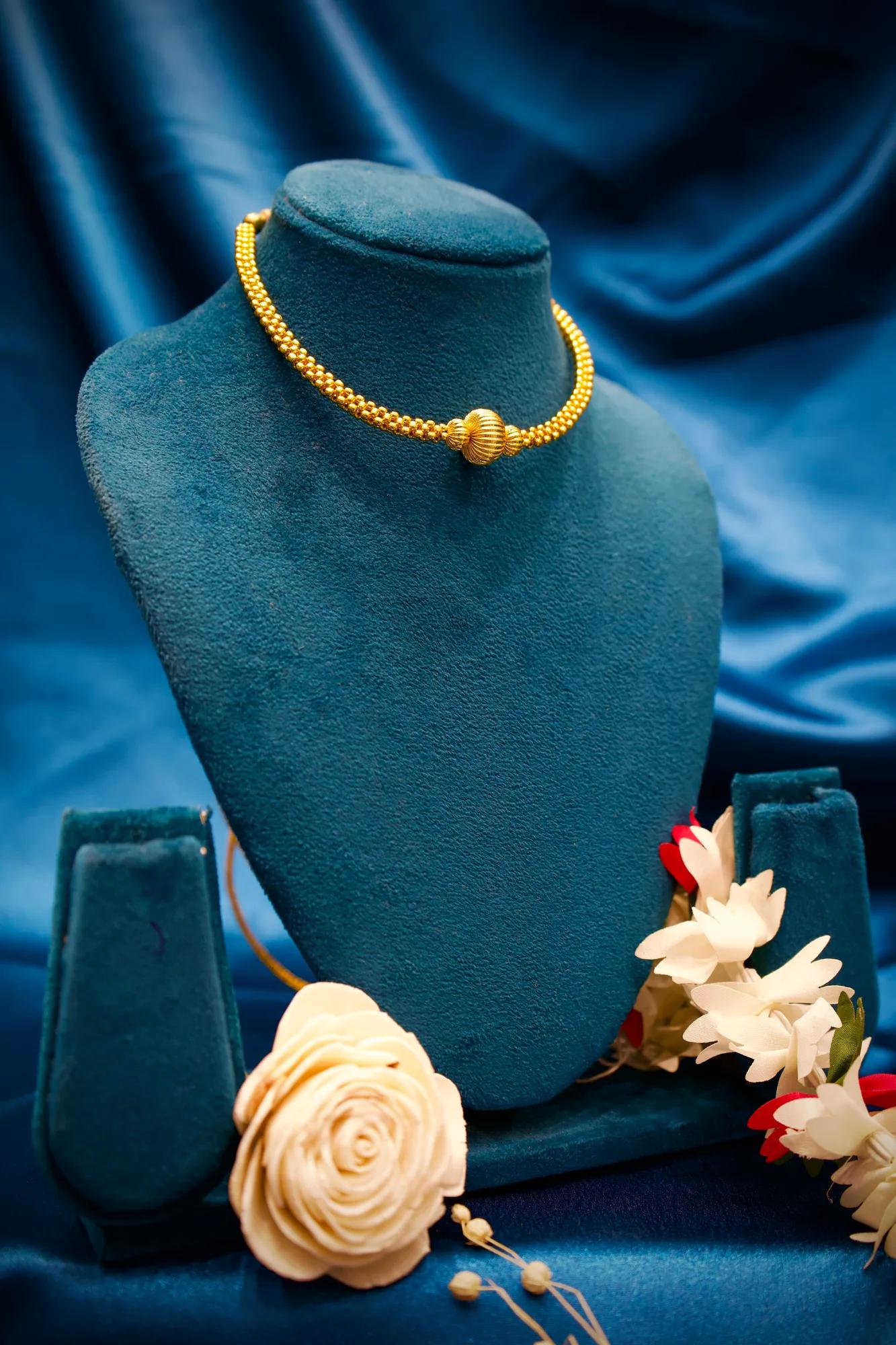 Traditional Gold-Tone Beaded Choker Necklace with Ribbed Center Bead