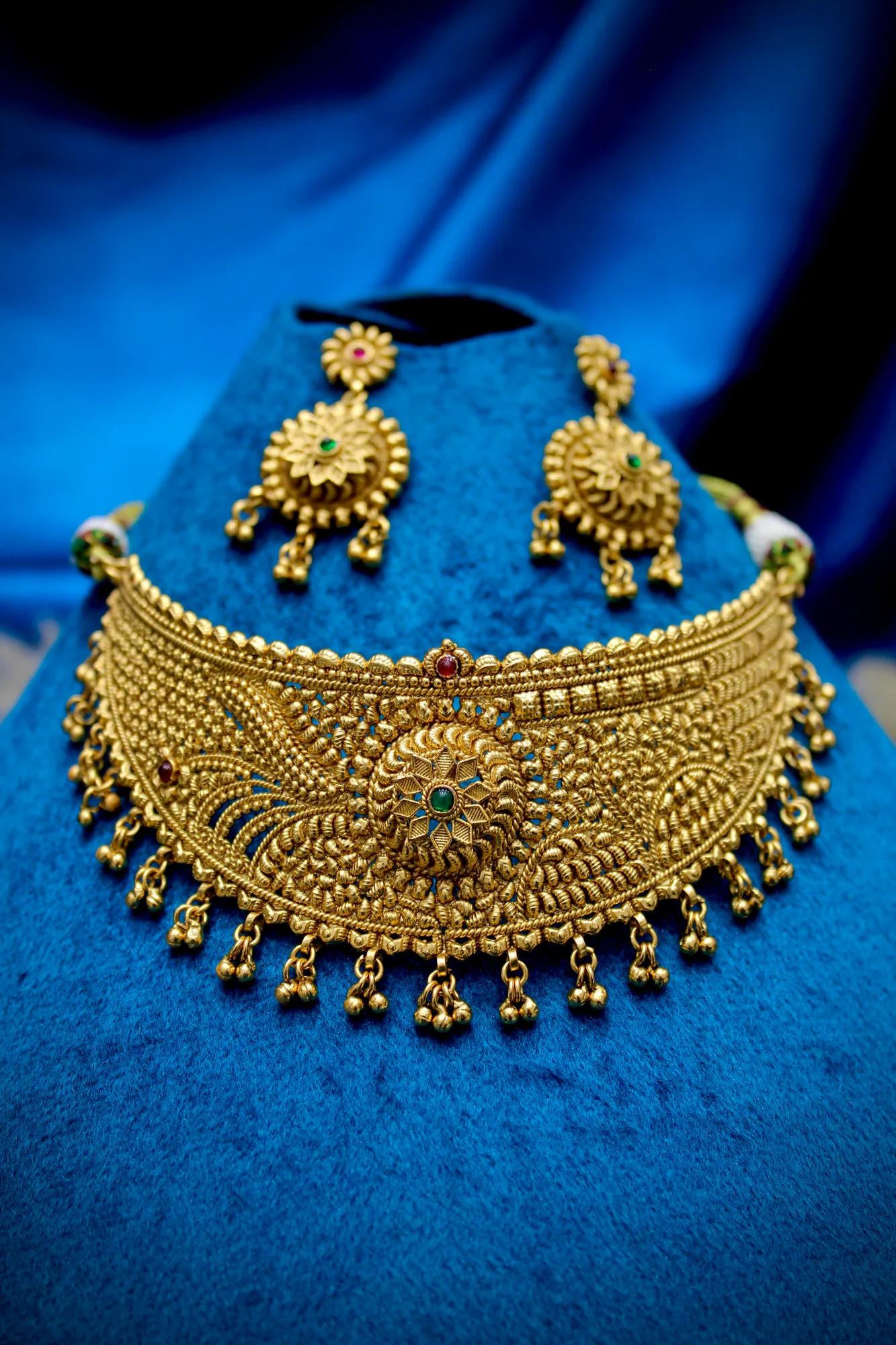 Royal Antique Gold-Tone Floral Choker Necklace Set