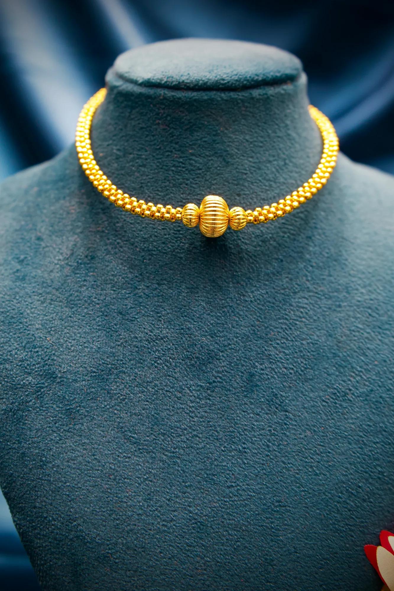 Traditional Gold-Tone Beaded Choker Necklace with Ribbed Center Bead