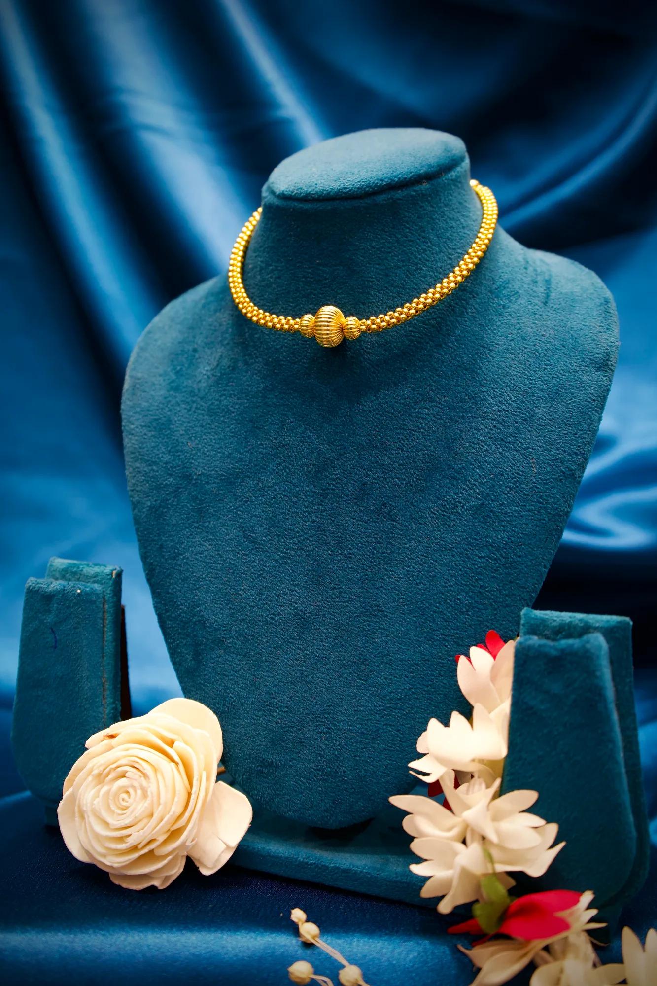 Traditional Gold-Tone Beaded Choker Necklace with Ribbed Center Bead