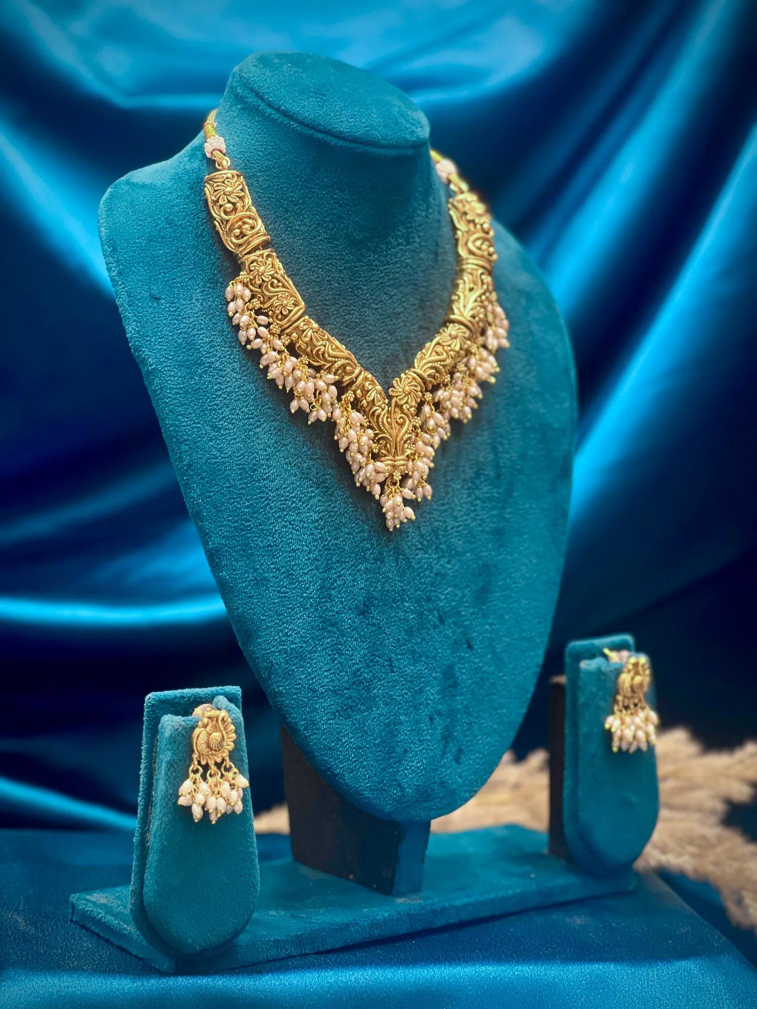 Matt necklace with white beeds