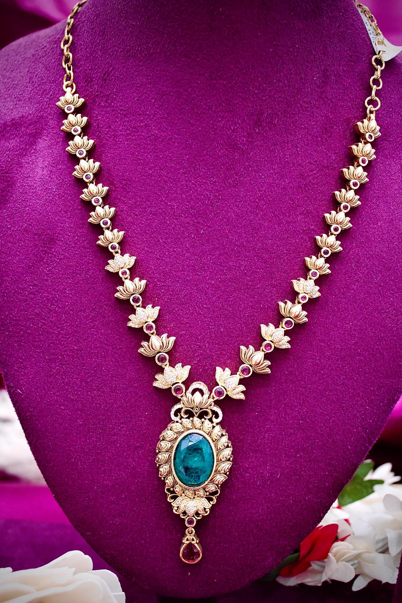 Antique Emerald Stone Floral Necklace Set with Designer Pendant