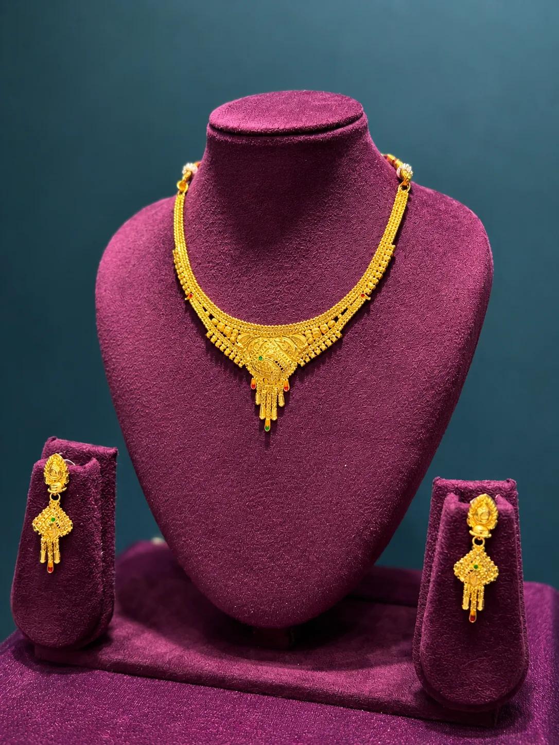 Elegant Traditional Gold Necklace Set