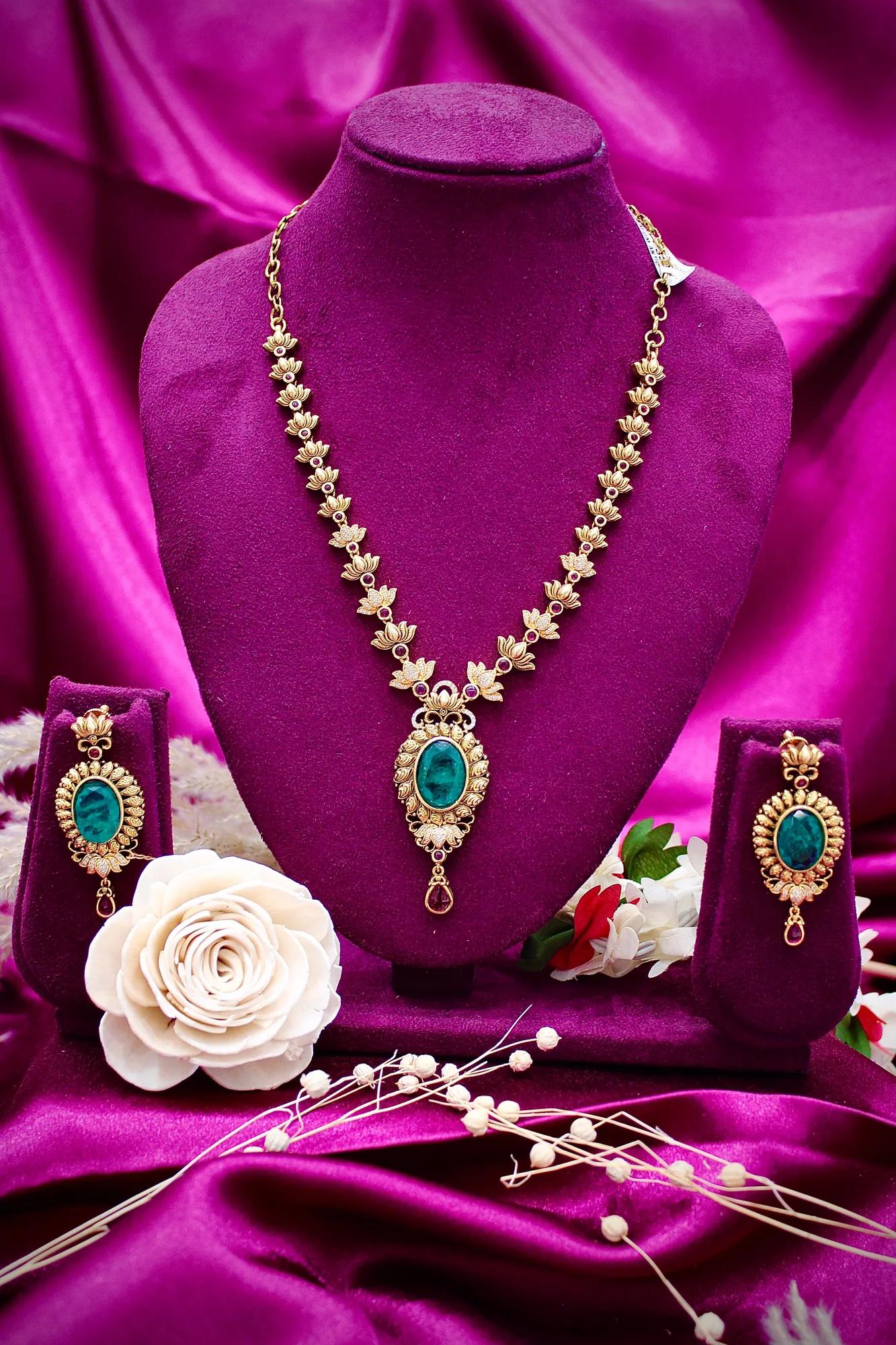 Antique Emerald Stone Floral Necklace Set with Designer Pendant