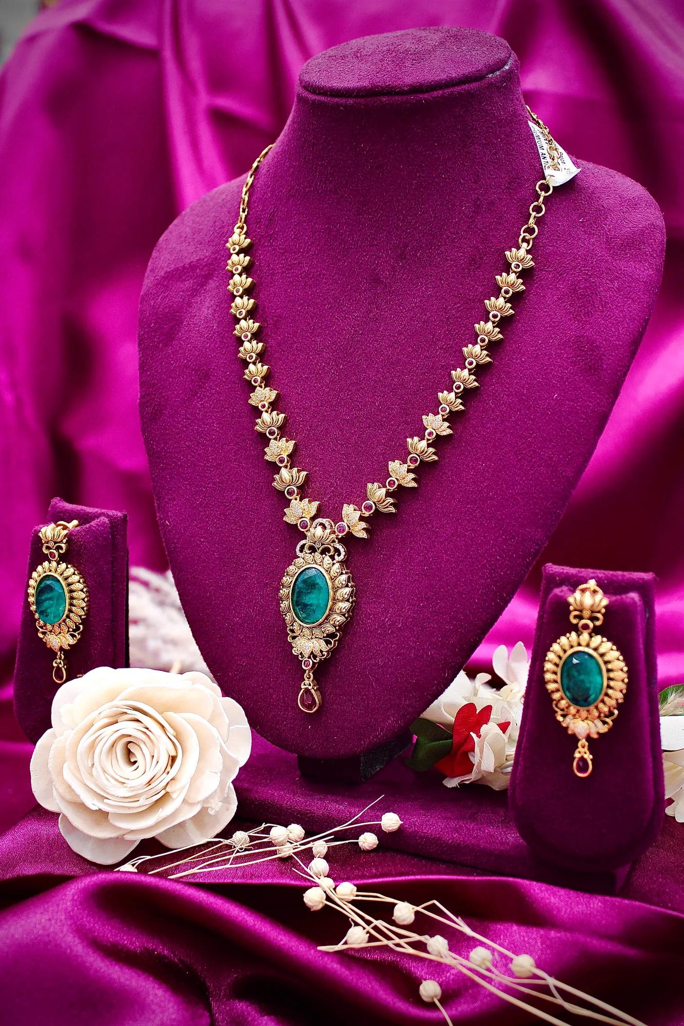 Antique Emerald Stone Floral Necklace Set with Designer Pendant