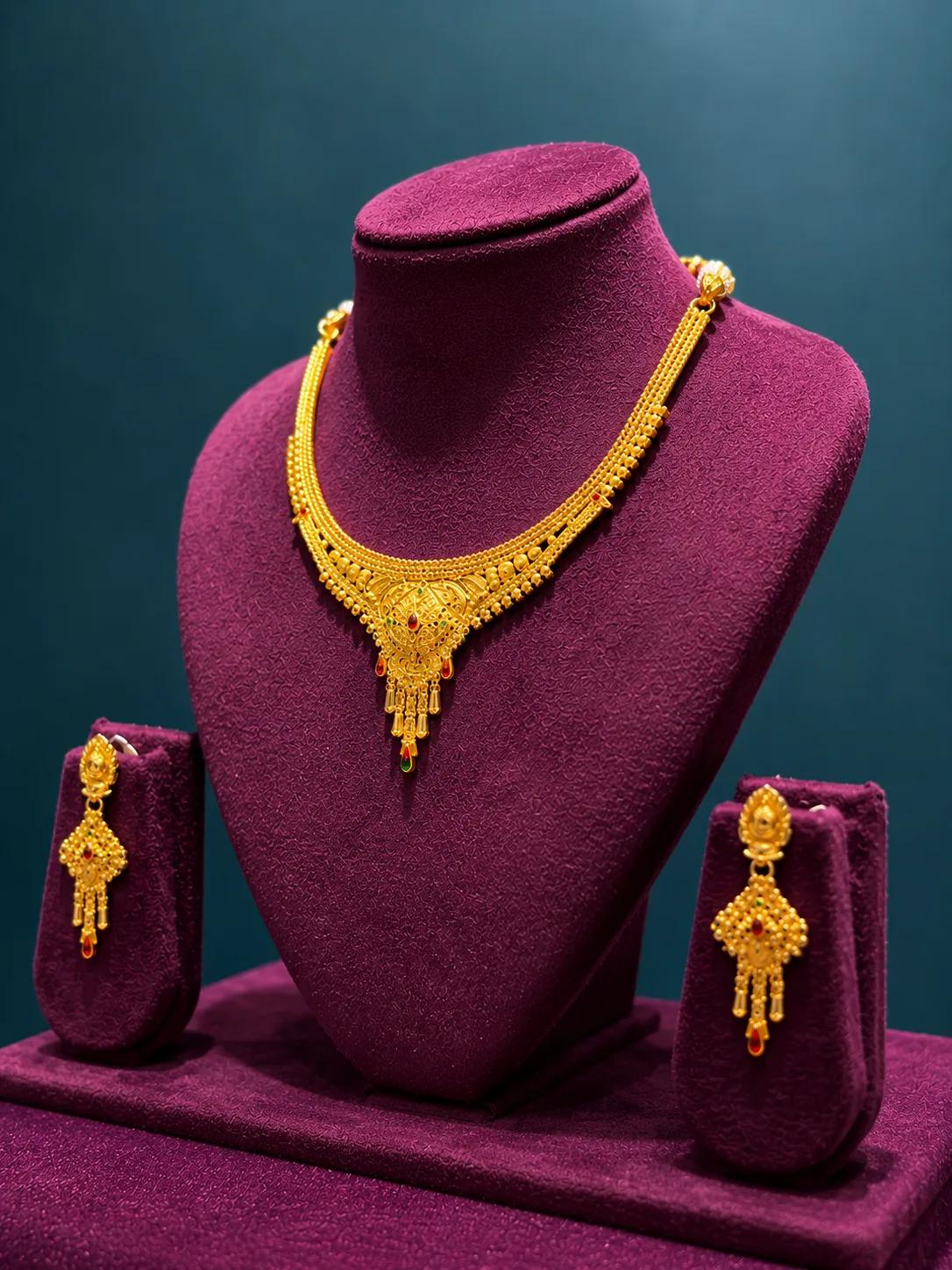 Elegant Traditional Gold Necklace Set